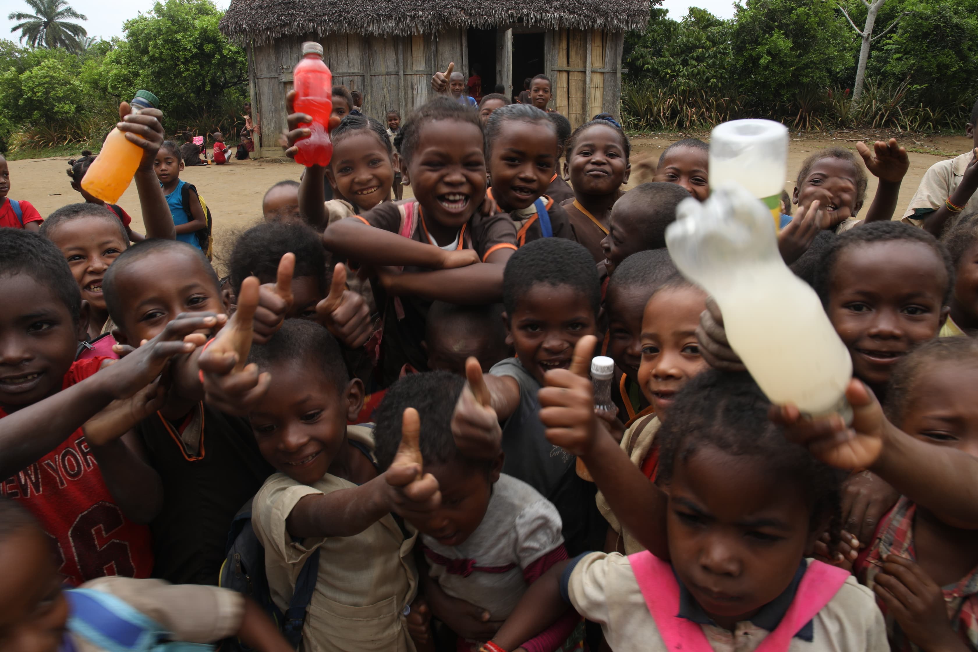 Enfants d'un village levant le pouce